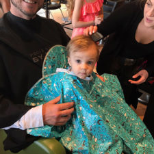 Enfants en attente de leur coupe (Opération Enfant Soleil) - Salon la Ruelle (salon de coiffure à Chambly)