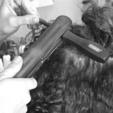 Préparatifs d'un photoshoot noir/blanc à Chambly - Salon la Ruelle (salon de coiffure à Chambly)