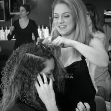 Préparatifs d'une séance photo à Chambly (frisage intense) - Salon la Ruelle (salon de coiffure à Chambly)