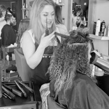 Préparatifs pour une séance photo à Chambly - Salon la Ruelle (salon de coiffure à Chambly)