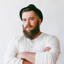 Homme avec la barbe taillée - Salon la Ruelle (salon de coiffure à Chambly)